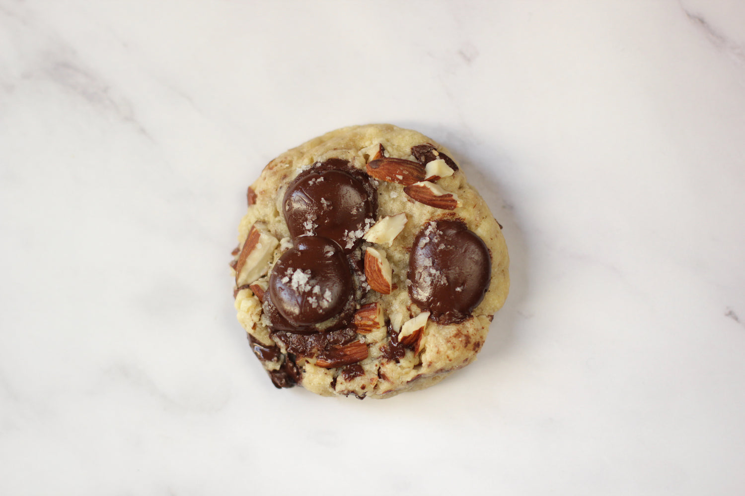 Ce cookie c'est la première recette de Sunday Routine, d'où son petit nom : L'Original. Une recette savoureuse dont on ne se lasse pas, twistée par une pointe de sel fait toute la différence ! 